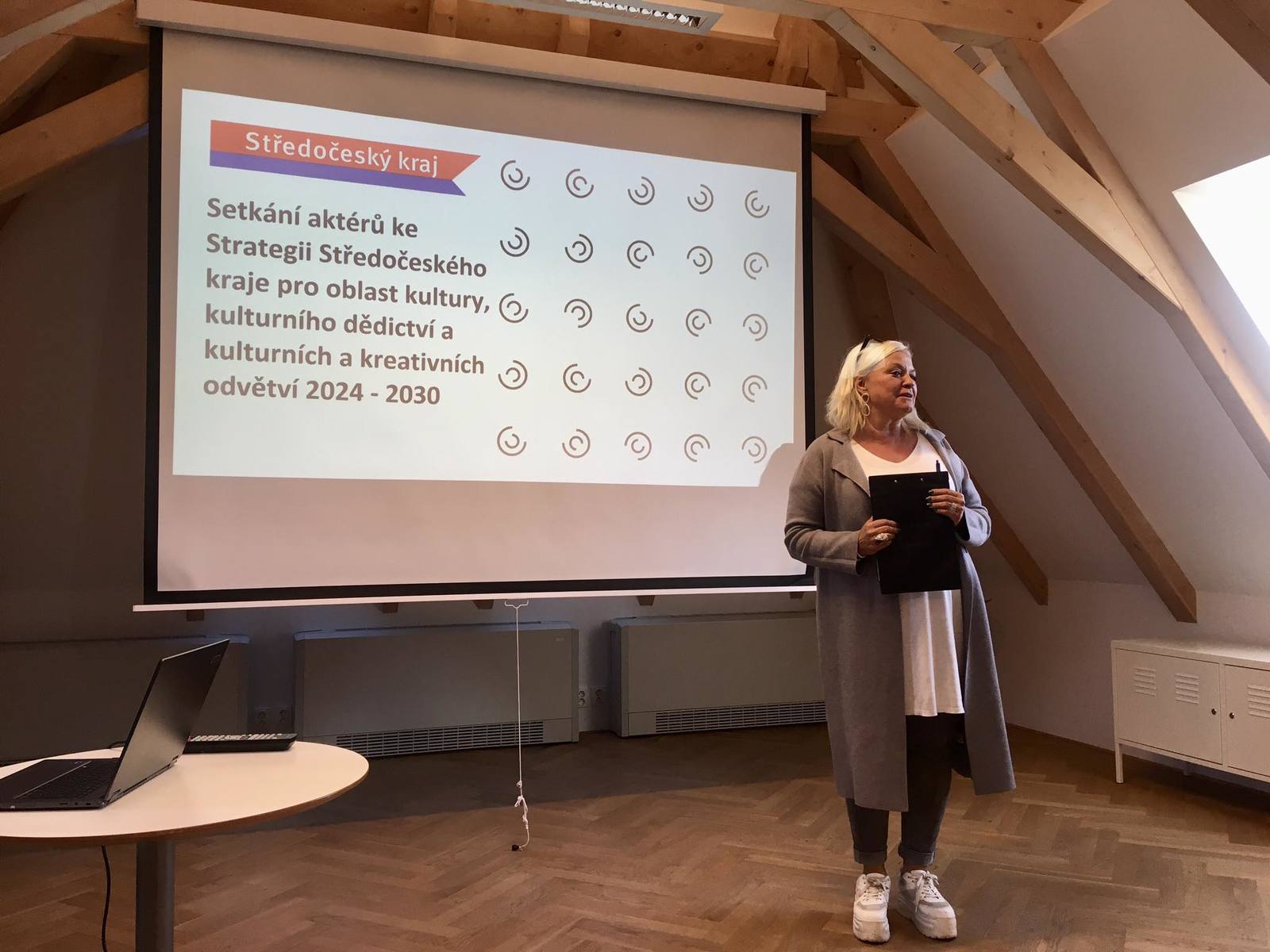 Břežany_2510_místní kulturní šéfka.jpg